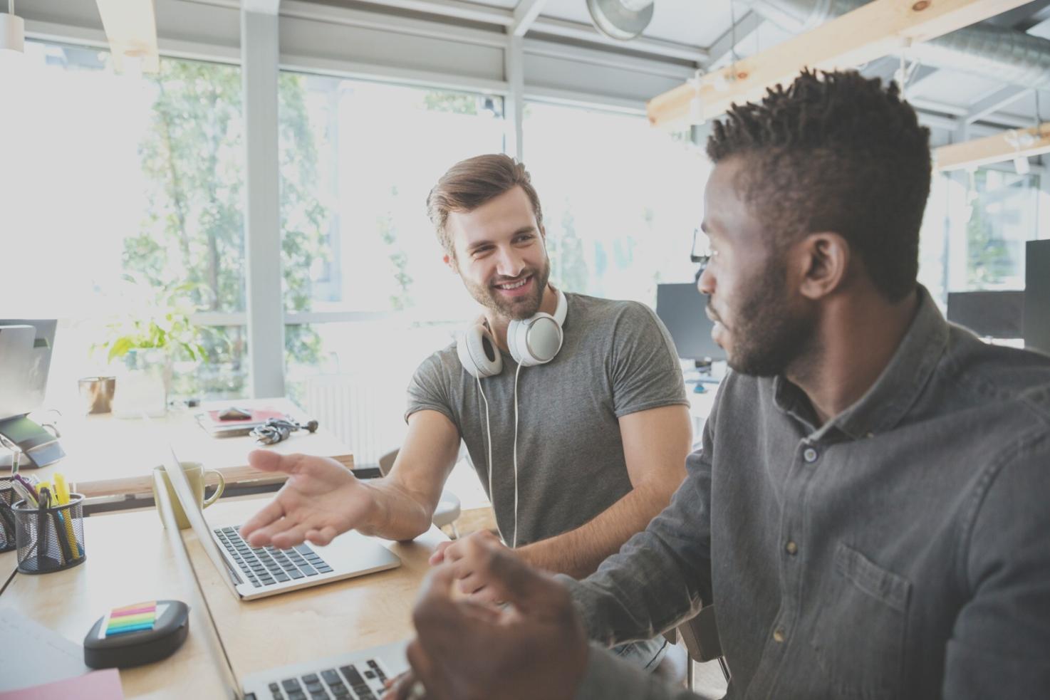 Environnement de travail d'analyse financière avec documents et outils professionnels